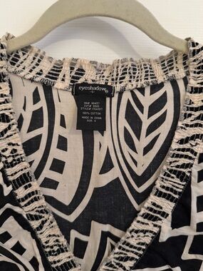 Eyeshadow Black & Ivory Geo Print V-Neck Top